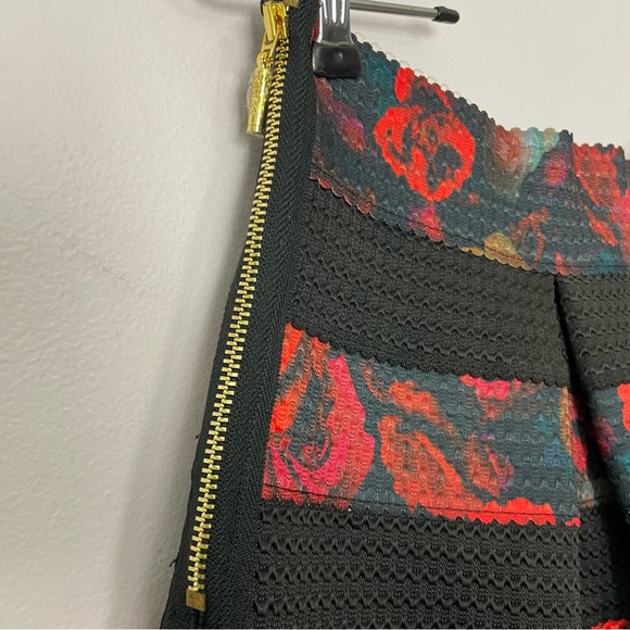 ❓ GUESS floral print striped pleated coquette stretchy structured skirt medium ❓ - Picture 2 of 9